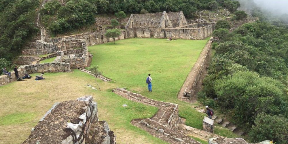 https://www.questoverseas.com/wp-content/uploads/2016/06/Main-plaza-Choquequirao.jpg